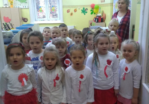 Cała grupa "Słoneczek" śpiewa hymn Polski.